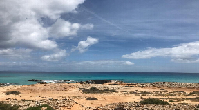 Rustige villa aan het strand met prachtig uitzicht op zee in Es Caló, Formentera