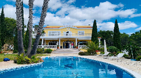 Rustige villa in Andalusische stijl met adembenemend uitzicht op zee in San Carlos, Ibiza