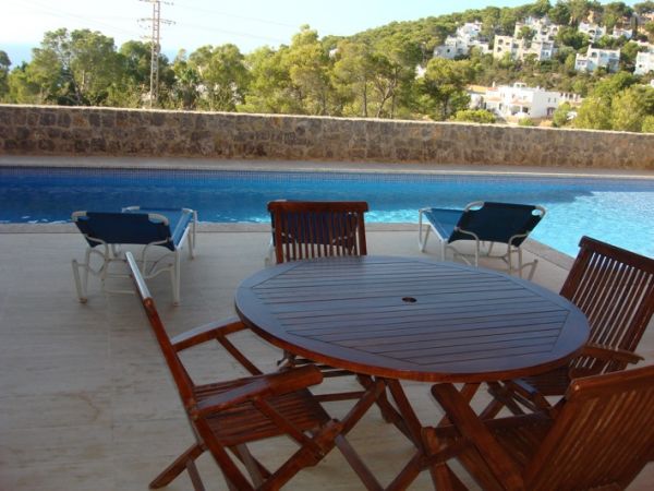 Vier kamer appartement te koop met zwembad in Cala Carbo
